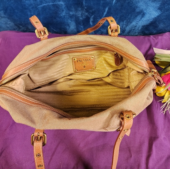 🔹️FINAL SALE 🔹️ Authentic Prada Shoulder Bag - Picture 9 of 10